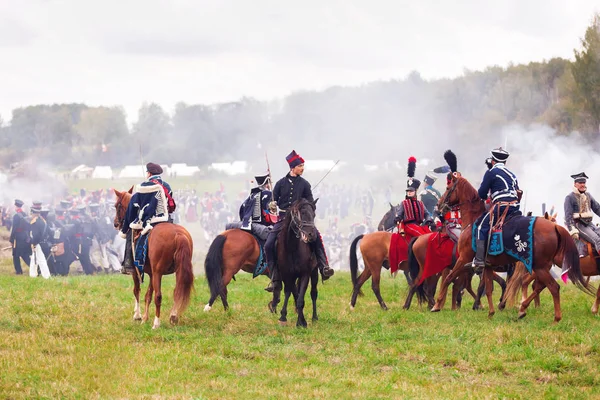 Borodino, russland - 06. September 2015 - Nachstellung der Schlacht von borodino (der patriotische Krieg des Jahres 1812). Touristen verfolgen das Spektakel von den eingezäunten Plätzen aus. moskau, russland. — Stockfoto