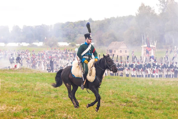 Borodino, russland - 06. September 2015 - Nachstellung der Schlacht von borodino (der patriotische Krieg des Jahres 1812). Touristen verfolgen das Spektakel von den eingezäunten Plätzen aus. moskau, russland. — Stockfoto