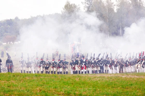 Borodino, russland - 06. September 2015 - Nachstellung der Schlacht von borodino (der patriotische Krieg des Jahres 1812). Touristen verfolgen das Spektakel von den eingezäunten Plätzen aus. moskau, russland. — Stockfoto