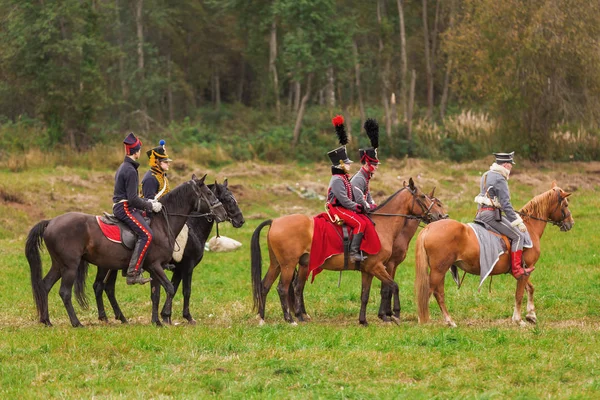 Borodino, Ρωσία - 06 Σεπτεμβρίου 2015 - αναπαράσταση της μάχης του Borodino (το πατριωτικό πόλεμο του 1812 έτους). Οι τουρίστες να παρακολουθήσετε την απόδοση από την περιφραγμένη θέσεις. Περιφέρεια Μόσχας, Ρωσία. — Φωτογραφία Αρχείου