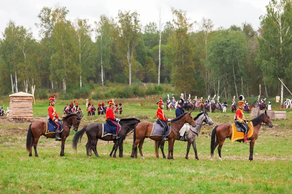 Borodino, Rusya Federasyonu - 06 Eylül 2015 - canlandırma Borodino (1812 yılın Vatanseverlik Savaşı) savaş. Turistler çit yerlerden olan performansı dikkat et. Moscow region, Rusya Federasyonu.