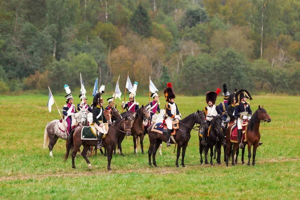 BORODINO, RUSSIA - September 06, 2015 - Reenactment of the battle of Borodino (the Patriotic war of 1812 year). Tourists watch the performance from from the fenced places. Moscow region, Russia. — Stock Photo, Image