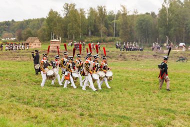Borodino, Rusya Federasyonu - 06 Eylül 2015 - canlandırma Borodino (1812 yılın Vatanseverlik Savaşı) savaş. Turistler çit yerlerden olan performansı dikkat et. Moscow region, Rusya Federasyonu.