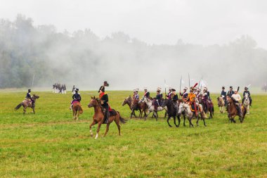 Borodino, Rusya Federasyonu - 06 Eylül 2015 - canlandırma Borodino (1812 yılın Vatanseverlik Savaşı) savaş. Turistler çit yerlerden olan performansı dikkat et. Moscow region, Rusya Federasyonu.