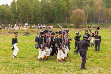 Borodino, Rusya Federasyonu - 06 Eylül 2015 - canlandırma Borodino (1812 yılın Vatanseverlik Savaşı) savaş. Turistler çit yerlerden olan performansı dikkat et. Moscow region, Rusya Federasyonu.