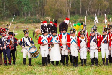 Borodino, Rusya Federasyonu - 06 Eylül 2015 - canlandırma Borodino (1812 yılın Vatanseverlik Savaşı) savaş. Turistler çit yerlerden olan performansı dikkat et. Moscow region, Rusya Federasyonu.
