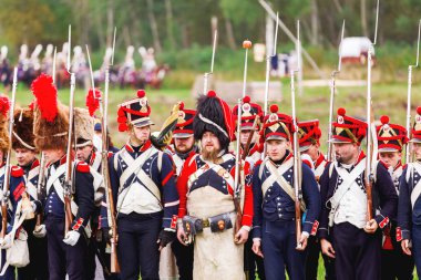 Borodino, Rusya Federasyonu - 06 Eylül 2015 - canlandırma Borodino (1812 yılın Vatanseverlik Savaşı) savaş. Turistler çit yerlerden olan performansı dikkat et. Moscow region, Rusya Federasyonu.