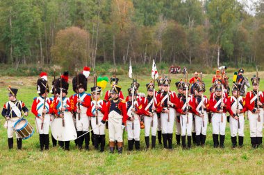 Borodino, Rusya Federasyonu - 06 Eylül 2015 - canlandırma Borodino (1812 yılın Vatanseverlik Savaşı) savaş. Turistler çit yerlerden olan performansı dikkat et. Moscow region, Rusya Federasyonu.