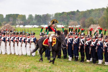 Borodino, Rusya Federasyonu - 06 Eylül 2015 - canlandırma Borodino (1812 yılın Vatanseverlik Savaşı) savaş. Turistler çit yerlerden olan performansı dikkat et. Moscow region, Rusya Federasyonu.