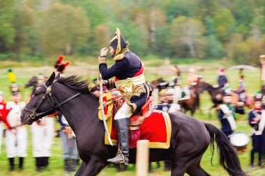 Borodino, Rusya Federasyonu - 06 Eylül 2015 - canlandırma Borodino (1812 yılın Vatanseverlik Savaşı) savaş. Turistler çit yerlerden olan performansı dikkat et. Moscow region, Rusya Federasyonu.
