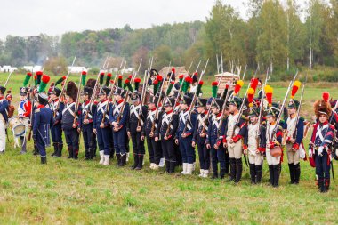 Borodino, Rusya Federasyonu - 06 Eylül 2015 - canlandırma Borodino (1812 yılın Vatanseverlik Savaşı) savaş. Turistler çit yerlerden olan performansı dikkat et. Moscow region, Rusya Federasyonu.