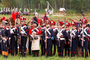Borodino, Rusya Federasyonu - 06 Eylül 2015 - canlandırma Borodino (1812 yılın Vatanseverlik Savaşı) savaş. Turistler çit yerlerden olan performansı dikkat et. Moscow region, Rusya Federasyonu.