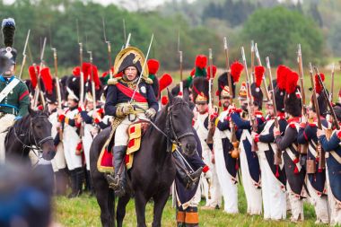 Borodino, Rusya Federasyonu - 06 Eylül 2015 - canlandırma Borodino (1812 yılın Vatanseverlik Savaşı) savaş. Turistler çit yerlerden olan performansı dikkat et. Moscow region, Rusya Federasyonu.