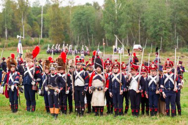 Borodino, Rusya Federasyonu - 06 Eylül 2015 - canlandırma Borodino (1812 yılın Vatanseverlik Savaşı) savaş. Turistler çit yerlerden olan performansı dikkat et. Moscow region, Rusya Federasyonu.