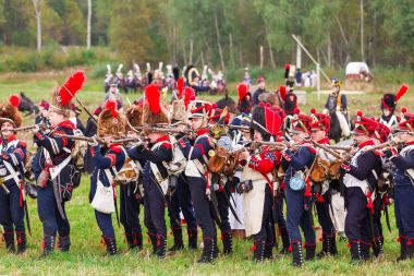 Borodino, Rusya Federasyonu - 06 Eylül 2015 - canlandırma Borodino (1812 yılın Vatanseverlik Savaşı) savaş. Turistler çit yerlerden olan performansı dikkat et. Moscow region, Rusya Federasyonu.