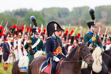 Borodino, Rusya Federasyonu - 06 Eylül 2015 - canlandırma Borodino (1812 yılın Vatanseverlik Savaşı) savaş. Turistler çit yerlerden olan performansı dikkat et. Moscow region, Rusya Federasyonu.