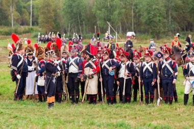 Borodino, Rusya Federasyonu - 06 Eylül 2015 - canlandırma Borodino (1812 yılın Vatanseverlik Savaşı) savaş. Turistler çit yerlerden olan performansı dikkat et. Moscow region, Rusya Federasyonu.