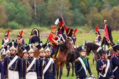 Borodino, Rusya Federasyonu - 06 Eylül 2015 - canlandırma Borodino (1812 yılın Vatanseverlik Savaşı) savaş. Turistler çit yerlerden olan performansı dikkat et. Moscow region, Rusya Federasyonu.