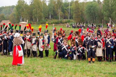 Borodino, Rusya Federasyonu - 06 Eylül 2015 - canlandırma Borodino (1812 yılın Vatanseverlik Savaşı) savaş. Turistler çit yerlerden olan performansı dikkat et. Moscow region, Rusya Federasyonu.
