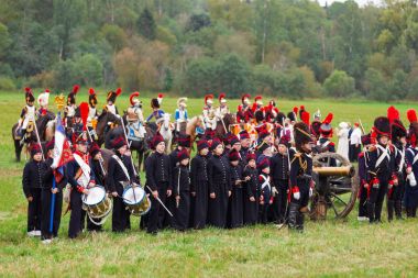 Borodino, Rusya Federasyonu - 06 Eylül 2015 - canlandırma Borodino (1812 yılın Vatanseverlik Savaşı) savaş. Turistler çit yerlerden olan performansı dikkat et. Moscow region, Rusya Federasyonu.