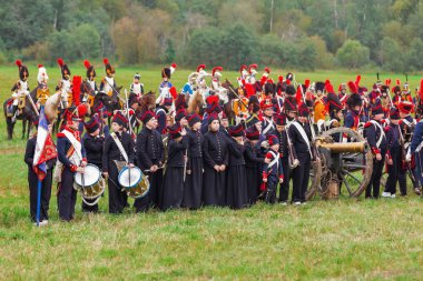 Borodino, Rusya Federasyonu - 06 Eylül 2015 - canlandırma Borodino (1812 yılın Vatanseverlik Savaşı) savaş. Turistler çit yerlerden olan performansı dikkat et. Moscow region, Rusya Federasyonu.