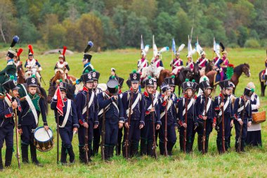 Borodino, Rusya Federasyonu - 06 Eylül 2015 - canlandırma Borodino (1812 yılın Vatanseverlik Savaşı) savaş. Turistler çit yerlerden olan performansı dikkat et. Moscow region, Rusya Federasyonu.