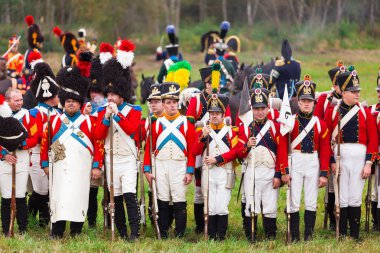 Borodino, Rusya Federasyonu - 06 Eylül 2015 - canlandırma Borodino (1812 yılın Vatanseverlik Savaşı) savaş. Turistler çit yerlerden olan performansı dikkat et. Moscow region, Rusya Federasyonu.