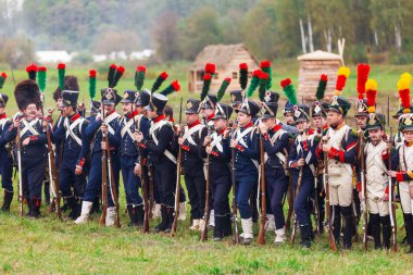 Borodino, Rusya Federasyonu - 06 Eylül 2015 - canlandırma Borodino (1812 yılın Vatanseverlik Savaşı) savaş. Turistler çit yerlerden olan performansı dikkat et. Moscow region, Rusya Federasyonu.