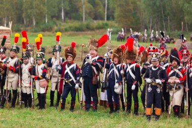 Borodino, Rusya Federasyonu - 06 Eylül 2015 - canlandırma Borodino (1812 yılın Vatanseverlik Savaşı) savaş. Turistler çit yerlerden olan performansı dikkat et. Moscow region, Rusya Federasyonu.