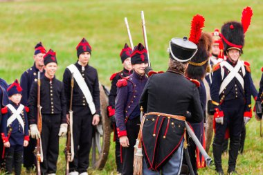 Borodino, Rusya Federasyonu - 06 Eylül 2015 - canlandırma Borodino (1812 yılın Vatanseverlik Savaşı) savaş. Turistler çit yerlerden olan performansı dikkat et. Moscow region, Rusya Federasyonu.
