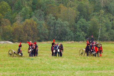 Borodino, Rusya Federasyonu - 06 Eylül 2015 - canlandırma Borodino (1812 yılın Vatanseverlik Savaşı) savaş. Turistler çit yerlerden olan performansı dikkat et. Moscow region, Rusya Federasyonu.