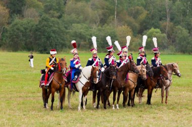 Borodino, Rusya Federasyonu - 06 Eylül 2015 - canlandırma Borodino (1812 yılın Vatanseverlik Savaşı) savaş. Turistler çit yerlerden olan performansı dikkat et. Moscow region, Rusya Federasyonu.