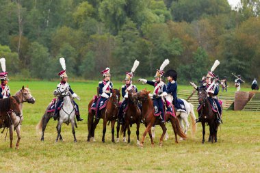 Borodino, Rusya Federasyonu - 06 Eylül 2015 - canlandırma Borodino (1812 yılın Vatanseverlik Savaşı) savaş. Turistler çit yerlerden olan performansı dikkat et. Moscow region, Rusya Federasyonu.