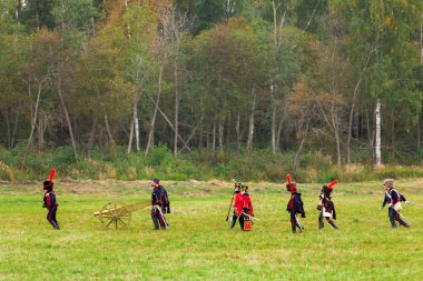 Borodino, Rusya Federasyonu - 06 Eylül 2015 - canlandırma Borodino (1812 yılın Vatanseverlik Savaşı) savaş. Turistler çit yerlerden olan performansı dikkat et. Moscow region, Rusya Federasyonu.