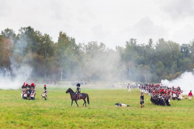 Borodino, Rusya Federasyonu - 06 Eylül 2015 - canlandırma Borodino (1812 yılın Vatanseverlik Savaşı) savaş. Turistler çit yerlerden olan performansı dikkat et. Moscow region, Rusya Federasyonu.