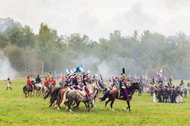 Borodino, Rusya Federasyonu - 06 Eylül 2015 - canlandırma Borodino (1812 yılın Vatanseverlik Savaşı) savaş. Turistler çit yerlerden olan performansı dikkat et. Moscow region, Rusya Federasyonu.