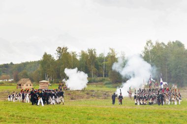 Borodino, Rusya Federasyonu - 06 Eylül 2015 - canlandırma Borodino (1812 yılın Vatanseverlik Savaşı) savaş. Turistler çit yerlerden olan performansı dikkat et. Moscow region, Rusya Federasyonu.