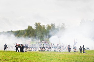 Borodino, Rusya Federasyonu - 06 Eylül 2015 - canlandırma Borodino (1812 yılın Vatanseverlik Savaşı) savaş. Turistler çit yerlerden olan performansı dikkat et. Moscow region, Rusya Federasyonu.