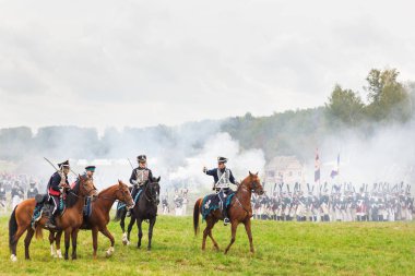 Borodino, Rusya Federasyonu - 06 Eylül 2015 - canlandırma Borodino (1812 yılın Vatanseverlik Savaşı) savaş. Turistler çit yerlerden olan performansı dikkat et. Moscow region, Rusya Federasyonu.