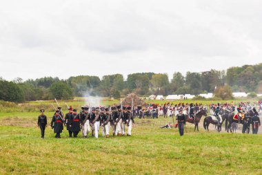 Borodino, Rusya Federasyonu - 06 Eylül 2015 - canlandırma Borodino (1812 yılın Vatanseverlik Savaşı) savaş. Turistler çit yerlerden olan performansı dikkat et. Moscow region, Rusya Federasyonu.