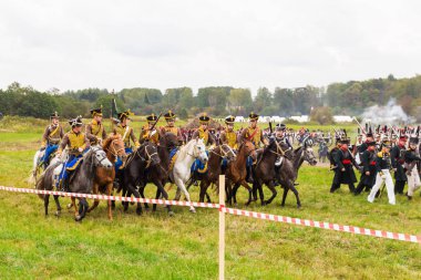 Borodino, Rusya Federasyonu - 06 Eylül 2015 - canlandırma Borodino (1812 yılın Vatanseverlik Savaşı) savaş. Turistler çit yerlerden olan performansı dikkat et. Moscow region, Rusya Federasyonu.