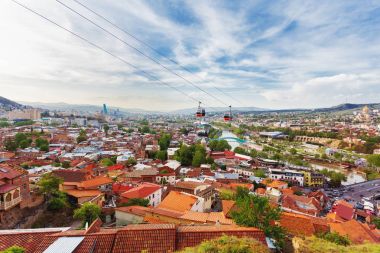 Panorama görünümünü Tbilisi, Georgia ülkenin başkenti. Üzerinden görüntülemek 