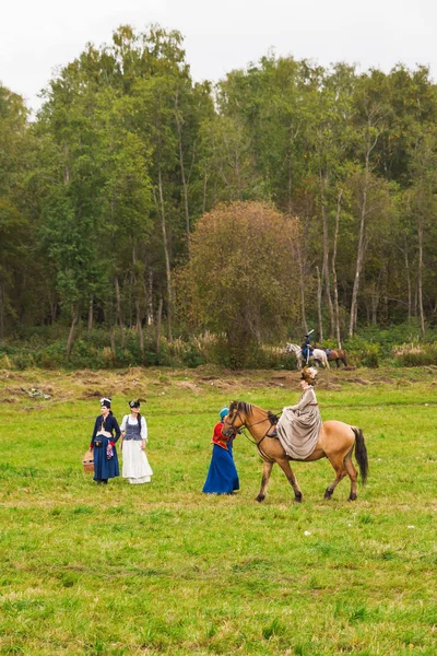 Borodino, Rusya Federasyonu - 06 Eylül 2015 - canlandırma Borodino (1812 yılın Vatanseverlik Savaşı) savaş. Turistler çit yerlerden olan performansı dikkat et. Moscow region, Rusya Federasyonu. — Stok fotoğraf