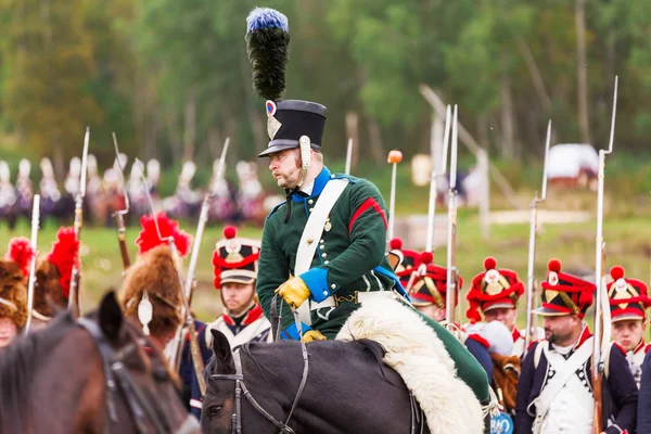 Borodino, Rusya Federasyonu - 06 Eylül 2015 - canlandırma Borodino (1812 yılın Vatanseverlik Savaşı) savaş. Turistler çit yerlerden olan performansı dikkat et. Moscow region, Rusya Federasyonu.