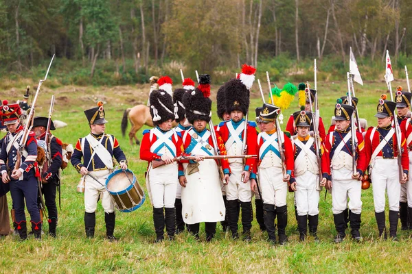 Borodino, Rusya Federasyonu - 06 Eylül 2015 - canlandırma Borodino (1812 yılın Vatanseverlik Savaşı) savaş. Turistler çit yerlerden olan performansı dikkat et. Moscow region, Rusya Federasyonu.