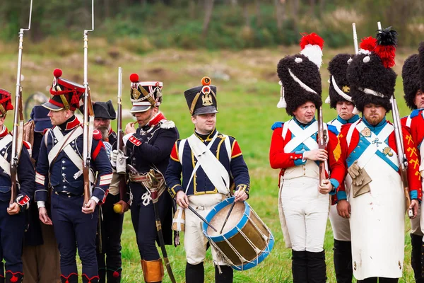 Borodino, Rusya Federasyonu - 06 Eylül 2015 - canlandırma Borodino (1812 yılın Vatanseverlik Savaşı) savaş. Turistler çit yerlerden olan performansı dikkat et. Moscow region, Rusya Federasyonu.