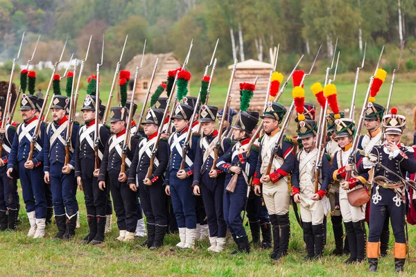 Borodino, Ρωσία - 06 Σεπτεμβρίου 2015 - αναπαράσταση της μάχης του Borodino (το πατριωτικό πόλεμο του 1812 έτους). Οι τουρίστες να παρακολουθήσετε την απόδοση από την περιφραγμένη θέσεις. Περιφέρεια Μόσχας, Ρωσία. — Φωτογραφία Αρχείου