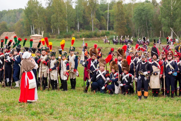 Borodino, Ryssland - September 06, 2015 - Reenactment av striden av Borodino (det fosterländska kriget 1812 år). Turister titta prestanda från från de inhägnade platserna. Moscow region, Ryssland. — Stockfoto