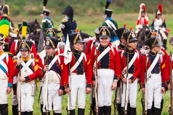 Borodino, Rusya Federasyonu - 06 Eylül 2015 - canlandırma Borodino (1812 yılın Vatanseverlik Savaşı) savaş. Turistler çit yerlerden olan performansı dikkat et. Moscow region, Rusya Federasyonu.