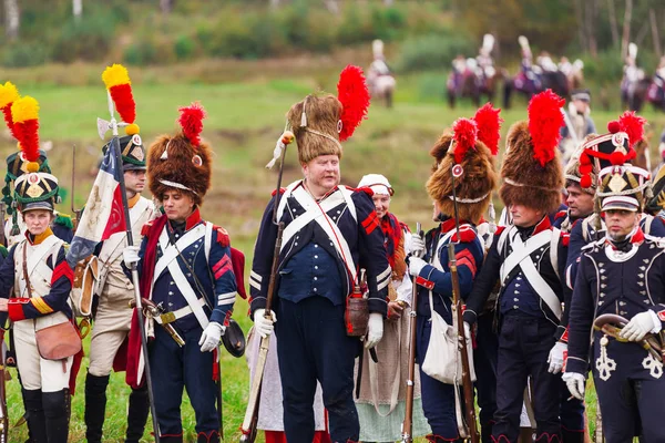 Borodino, Rusya Federasyonu - 06 Eylül 2015 - canlandırma Borodino (1812 yılın Vatanseverlik Savaşı) savaş. Turistler çit yerlerden olan performansı dikkat et. Moscow region, Rusya Federasyonu.